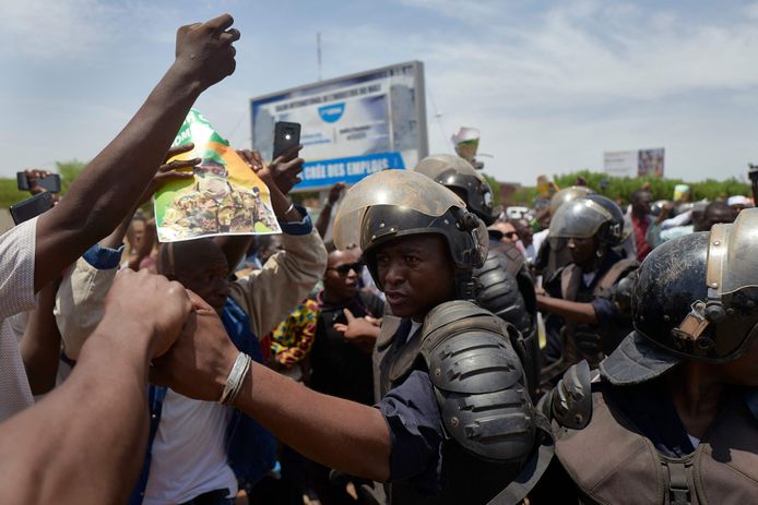 Oproerpolitie in Mali houdt mensen weg van het voertuig van de voorbijrijdende kolonel Assimi Goita, die vorige week de president en premier van Mali afzette.