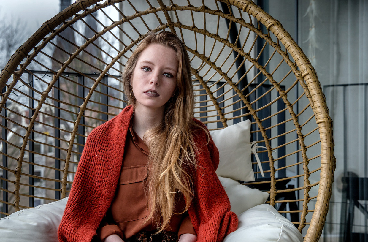 Naomi Doevendans (24) in haar huis in Amsterdam. 

 Beeld Jean-Pierre Jans