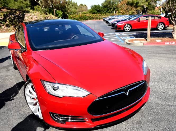 Tesla moet zelfrijdende functie die auto laat doorrijden aan stopbord stopzetten