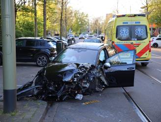 Ravage bij ongeval in Den Haag: bestuurder gewond, auto total-loss