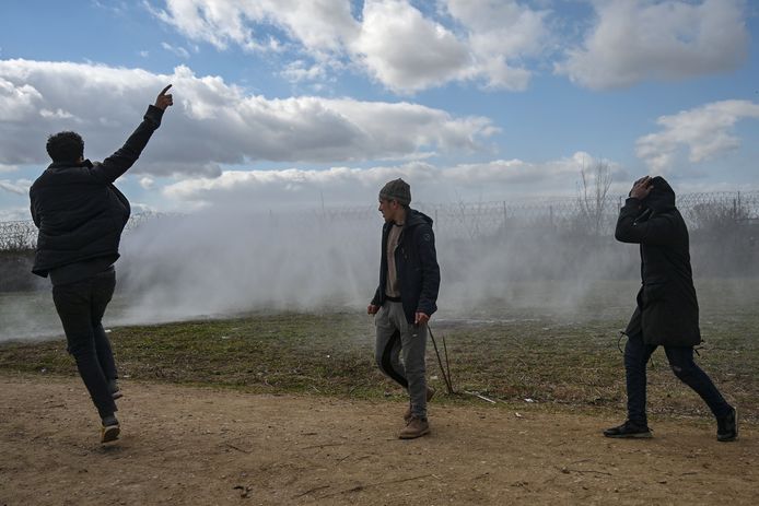 Griekenland probeert de vluchtelingen op afstand te houden met traangas.