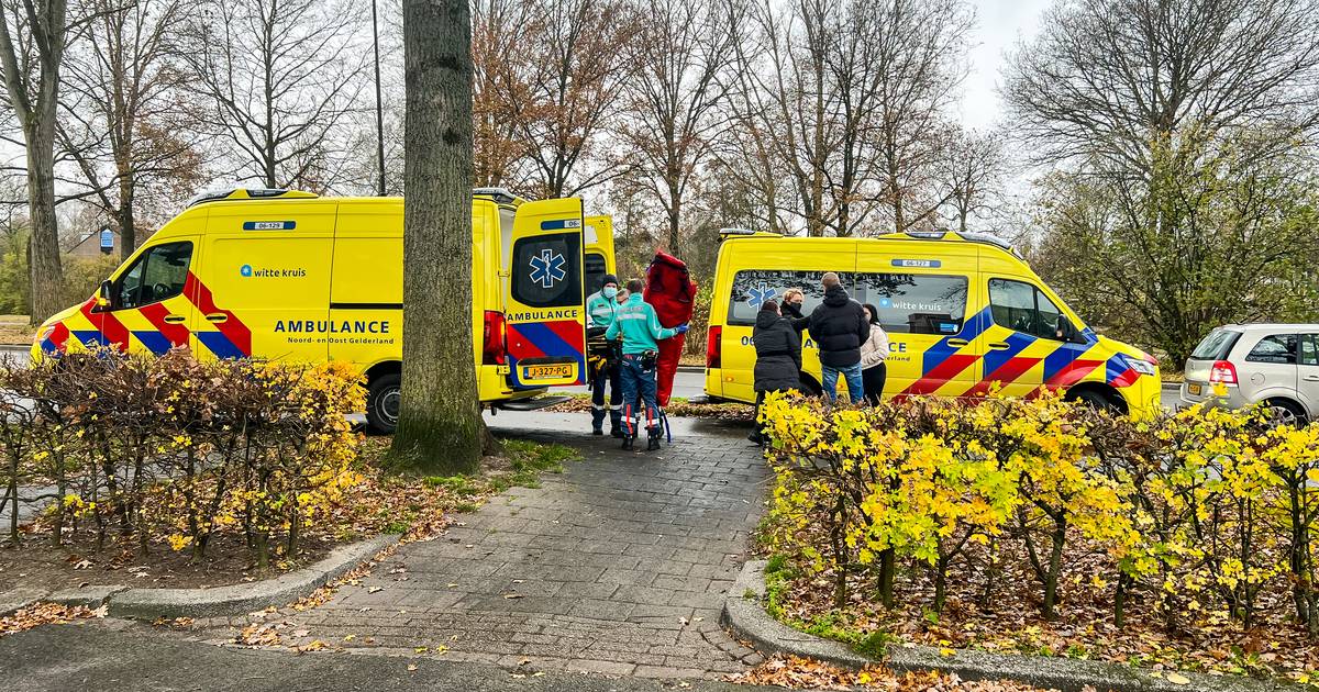 Scooterrijder en fietser raken beiden gewond aan been bij botsing in Apeldoorn.