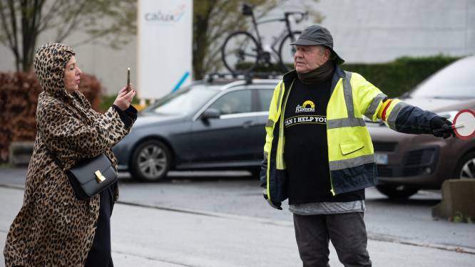 Duizenden enthousiastelingen trotseren weer en wind tijdens Ronde voor wielertoeristen: gouverneur Oost-Vlaanderen steekt seingevers hart onder de riem