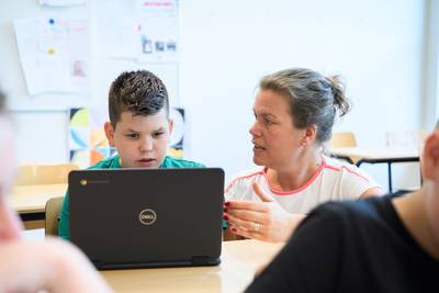 Alles op alles om brugklassers te laten lezen: ‘Af en toe een Donald Duckje mag best, als het maar n