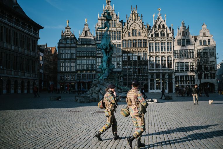 Militairen op de markt in Antwerpen. Beeld Wouter Van Vooren