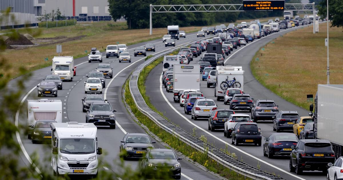 Ongeluk op A1 van Deventer naar Apeldoorn zorgt voor file, uur vertraging.