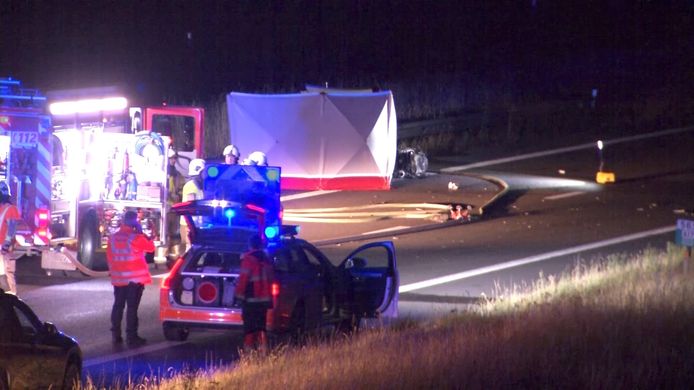 De hulpdiensten op de plaats van het ongeval op de E403.