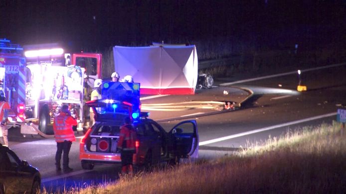 De brandweer plaatste een tent rond het wrak.