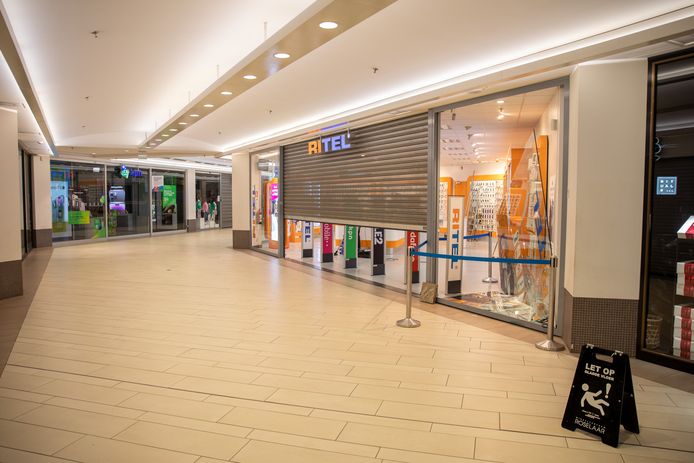 Telefoonwinkel Ritel zit in winkelcentrum Roselaar.