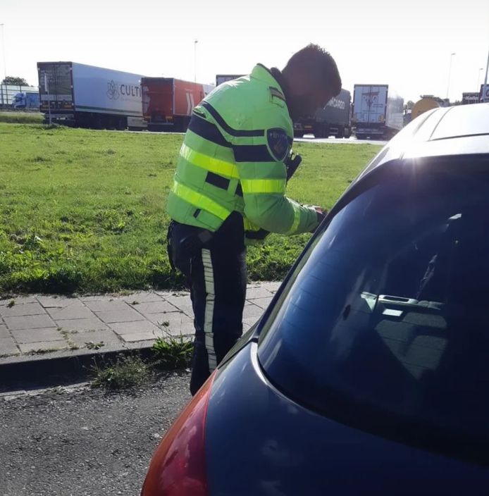 Het rijbewijs van een 24-jarige man uit Papendrecht is vrijdag ingevorderd na een reeks verkeersovertredingen op de A16.