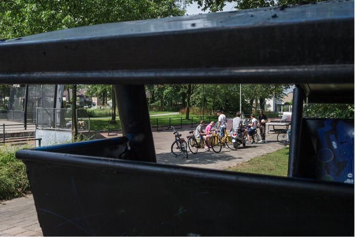 De inmiddels verdwenen ontmoetingsplek voor jongeren aan de Doctor De Brouwerlaan.