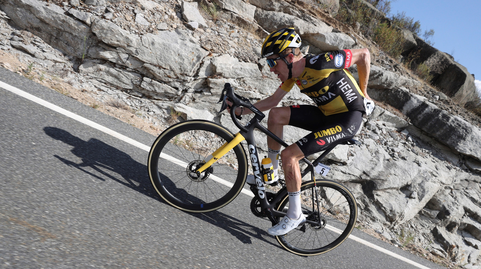 Steven Kruijswijk in actie tijdens de vijftiende etappe van de Vuelta.