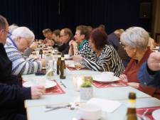 Samen tafelen in Dinteloord is een succes: ‘Rond de maaltijd voel je eenzaamheid het meest’