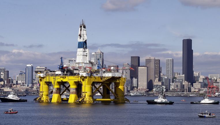 Het olieplatform Polar Pioneer donderdag voor de kust van Seattle. Shell wil daarmee naar olie boren op de Noordpool, tot woede van milieu-activisten. Beeld AP