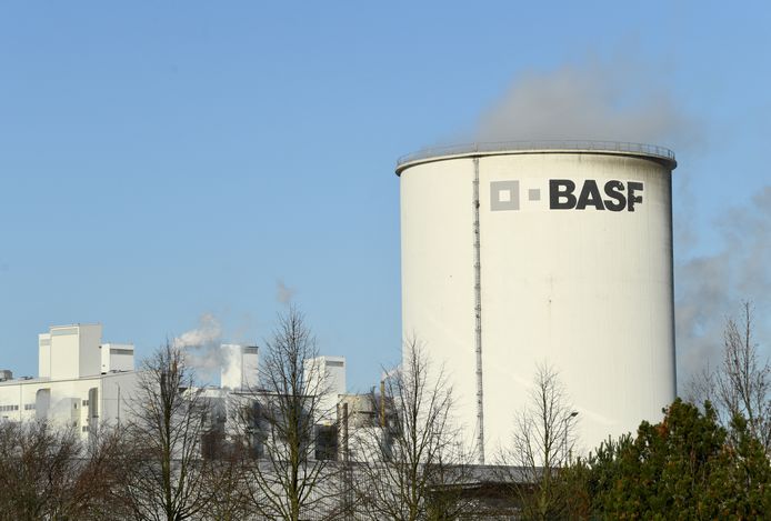 Ook de grote Duitse chemieproducent BASF vermindert zijn productie.