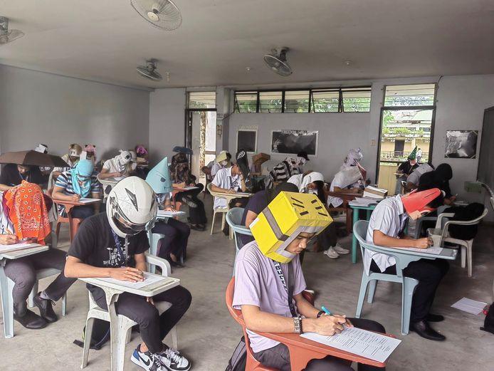 grafiek vals Geest Ludieke actie Filipijnse docent: studenten dragen gekke hoofddeksels tegen  spieken | Instagram | AD.nl