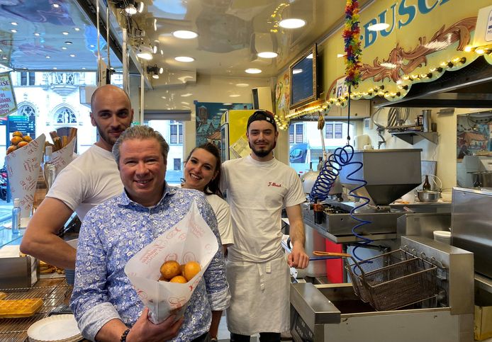 Jean Busch et son équipe, dans la pâtisserie Gantoise au coin de la Grand-Place près de l'hôtel de ville historique