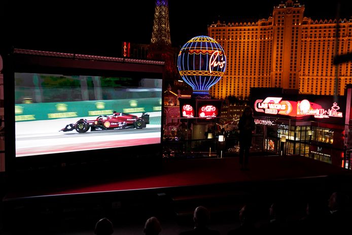 De wagen van Charles Leclerc wordt tijdens de aankondiging van de GP in Las Vegas op een groot scherm afgebeeld.