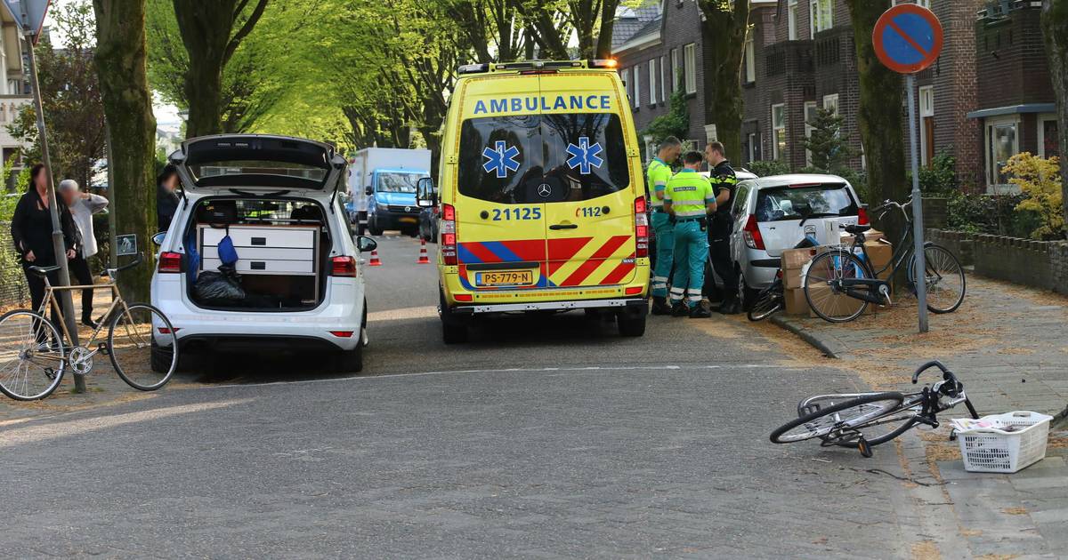 Fietsster aangereden op fietsstraat in Oss, automobilist rijdt door.