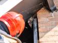 Zwaluw klem tussen dakplaten in Geldrop, brandweer bevrijdt vogel