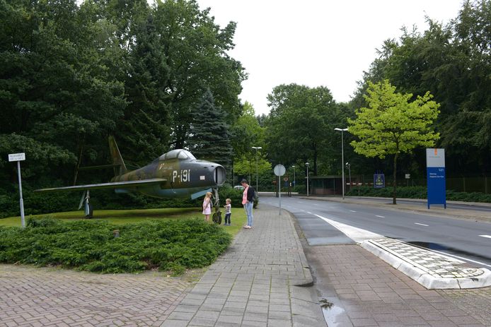 Links bij de hoofdingang van vliegbasis staat een Northrop jachtvliegtuig.  Het pad naar de ingang van het gebouw waar de info-middag  wordt gehouden is op de voorgrond te zien.