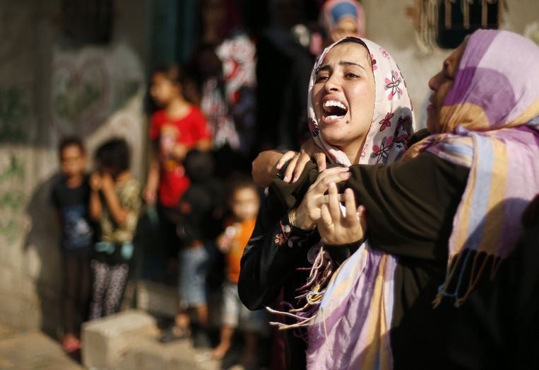Een Palestijnse vrouw huilt als haar zus dood blijkt te zijn na een luchtaanval van het Israëlische leger op hun huis. Beeld reuters