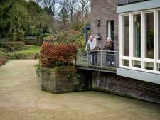 Smerige drab verpest Jo’s uitzicht: geen water meer te zien en het stinkt nog ook 