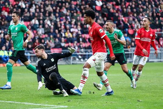 PEC Zwolle had in Eindhoven geen reactie op de geoliede aanvalsmachine van PSV.