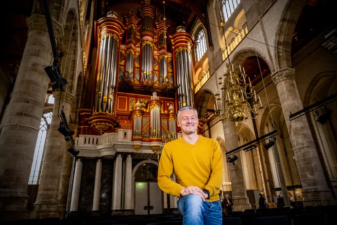 Het enorme orgel van de Rotterdamse Laurenskerk moet dringend 'een grote beurt'. Organist Hayo Boerema: ,,Pijpen zijn ingezakt, leer verpulvert, gelukkig is er ducttape, maar restauratie is hard nodig.”
