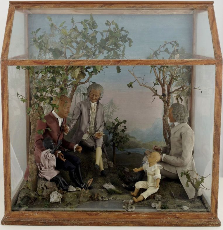 Diorama met Voltaire, Rousseau en Franklin en twee kinderen, circa 1790. Collectie Musée de la Révolution française.  Beeld 