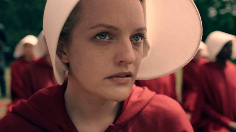 Elisabeth Moss in The Handmaid's Tale. Beeld Hulu