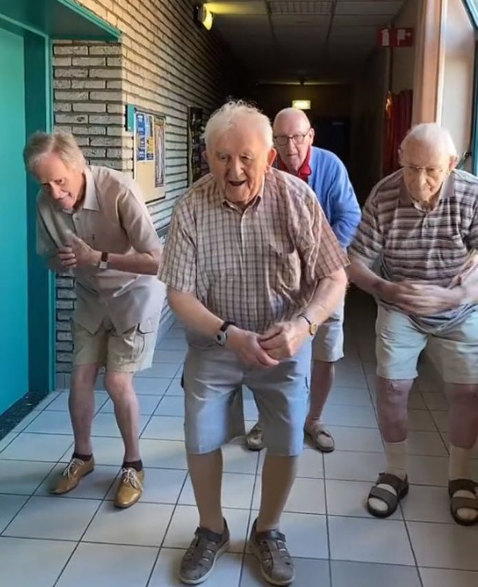 Enkele mannelijke bewoners van WZC Sint-Eligius doen een TikTok-dansje