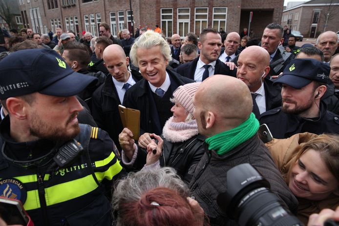 Waar Geert Wilders ook gaat, de PVV-leider wordt altijd omgeven door een kordon aan beveiligers.