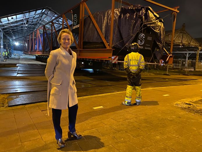 Schepen van Stadsontwikkeling Annick De Ridder (N-VA) kwam vannacht ook kijken of het bijzonder transport van de Céphée vlekkeloos verliep.