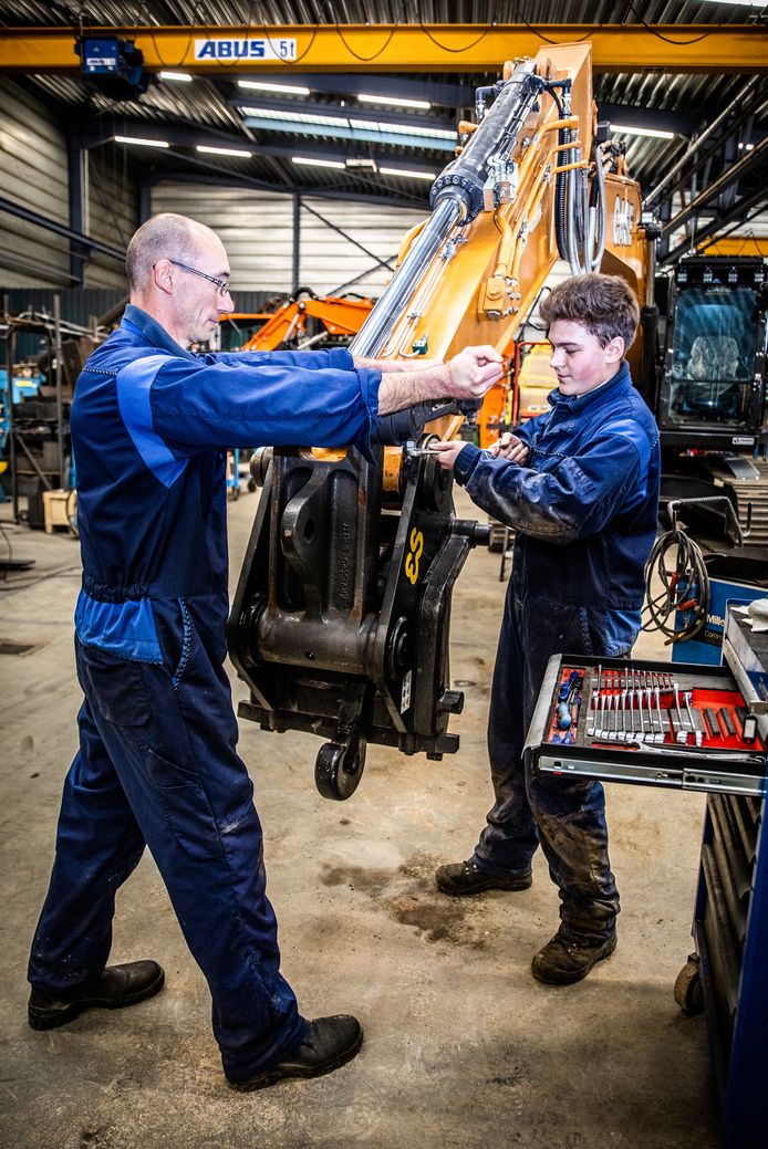 Kevin Hoogstad en zijn collega bij Machinehandel Troost in Numansdorp werken hard in de loods.