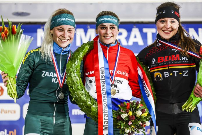 Irene Schouten temidden van Marijke Groenewoud (tweede) en Merel Bosma (derde) bij de huldiging na het NK marathonschaatsen op de Jaap Edenbaan.