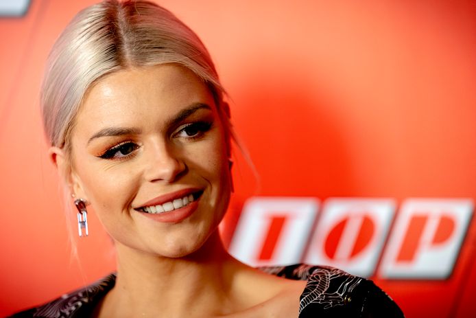 Davina Michelle op de rode loper, voorafgaand aan de uitreiking van de Top 40 Awards van Qmusic.