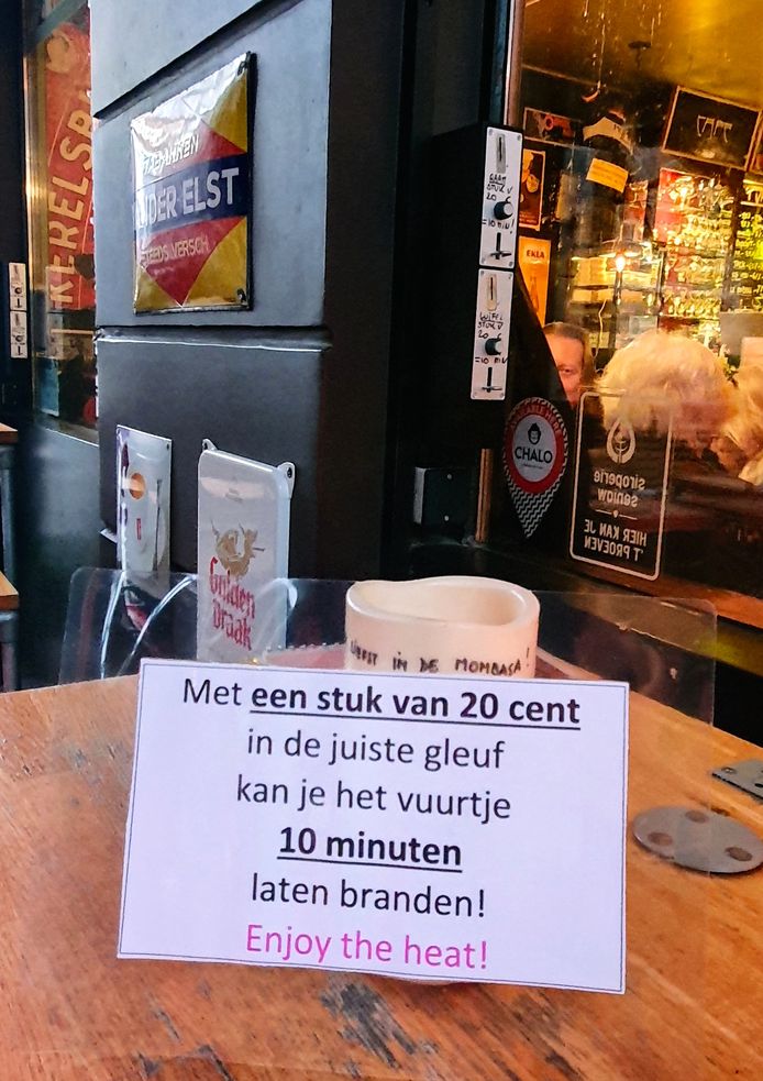 Voor 20 cent brandt de warmtelamp 10 minuten.