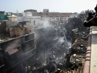 Overlevende vliegtuigcrash Pakistan getuigt: “Ik maakte mijn gordel los, liep in de richting van het licht en sprong drie meter naar beneden”