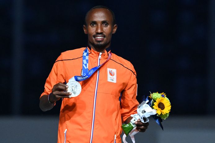 Abdi Nageeye stralend op het podium tijdens de sluitingsceremonie.