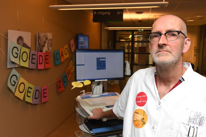Verpleegkundige John Scheerman van het Maasziekenhuis voerde woensdag actie met onder meer speciale stickers op zijn werkkleding.