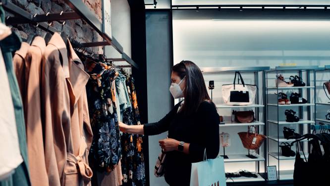 Leugentjes om bestwil en kleding met kaartjes er nog aan? Zo werkt een koopverslaving