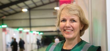 Sylvia (70) na pensioen aan de slag om boosterprikken te zetten: ‘Een man zei dat hij me wel kon zoenen’