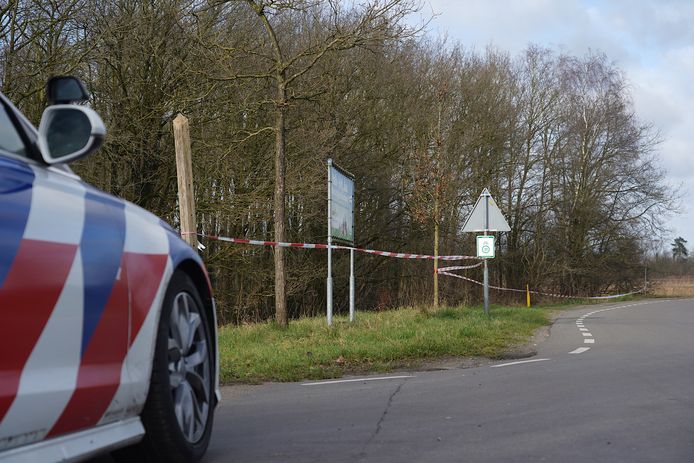 Op de parkeerplaats van de A58 bij Molenschot is zaterdagochtend een overleden persoon aangetroffen.