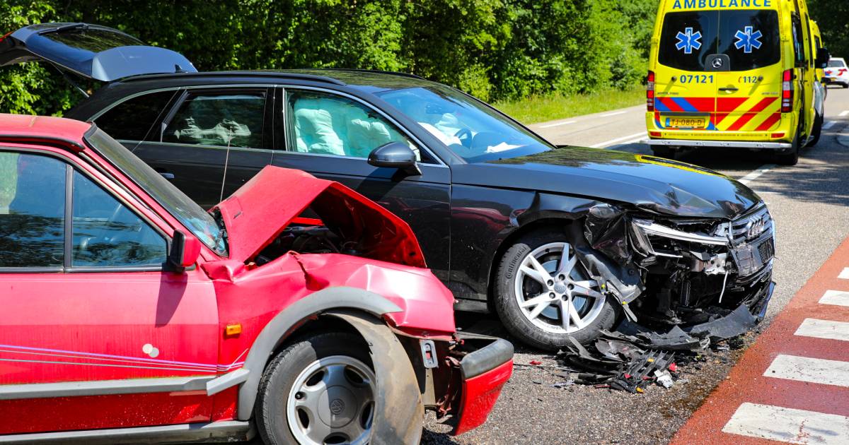 Automobiliste gewond bij botsing, veel schade aan auto’s.