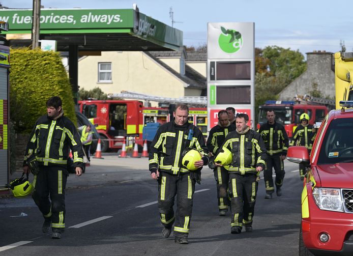 I vigili del fuoco alla stazione di servizio.