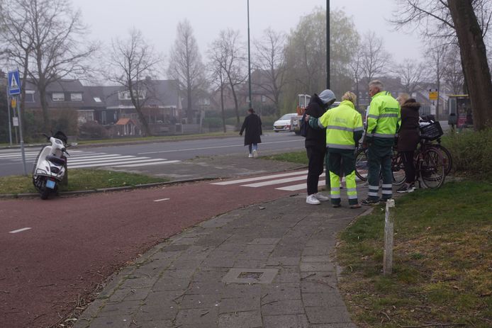 De dierenambulance hielp vanochtend een gewonde scooterrijder na een aanrijding met een fietser.