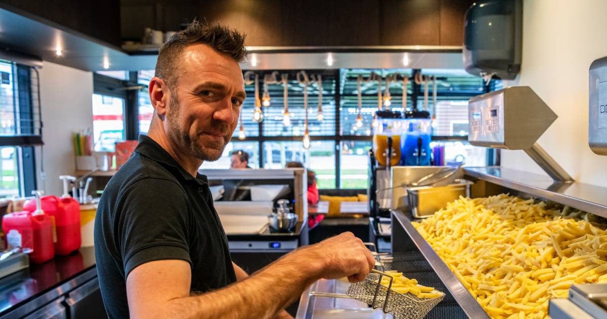 Voor een puntzak friet kun je eindelijk weer terecht in Schoondijke: ‘De mensen hebben ons gemist’