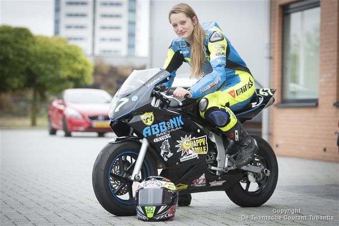 Mieke Abbink (13) op haar motor. Ze racet tussen de jongens