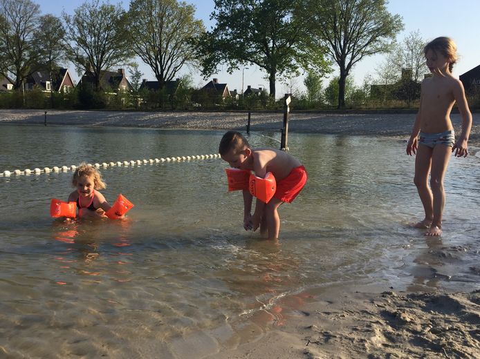 Iefke, Ties en Nine (vlnr) genoten op de eerste zomerse dag al van het zwemwater bij Strandbad De Rauwbraken in Berkel-Enschot